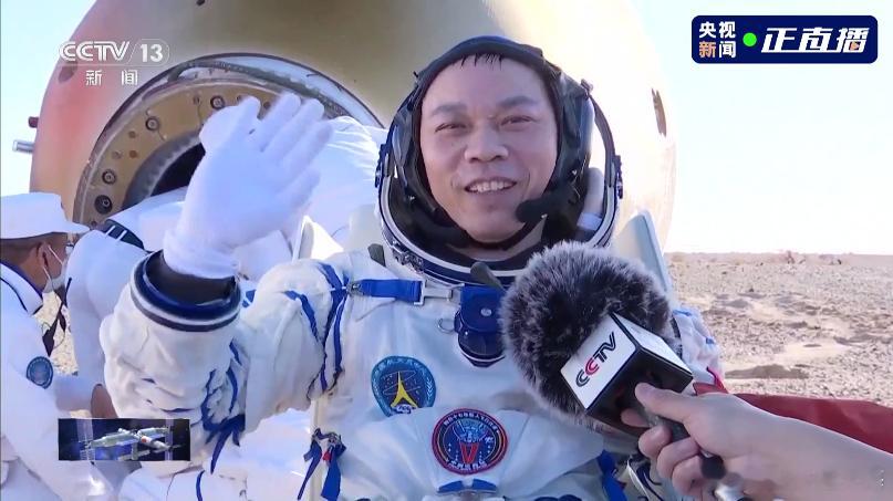 神舟十七号航天员乘组安全顺利出舱 ​​​