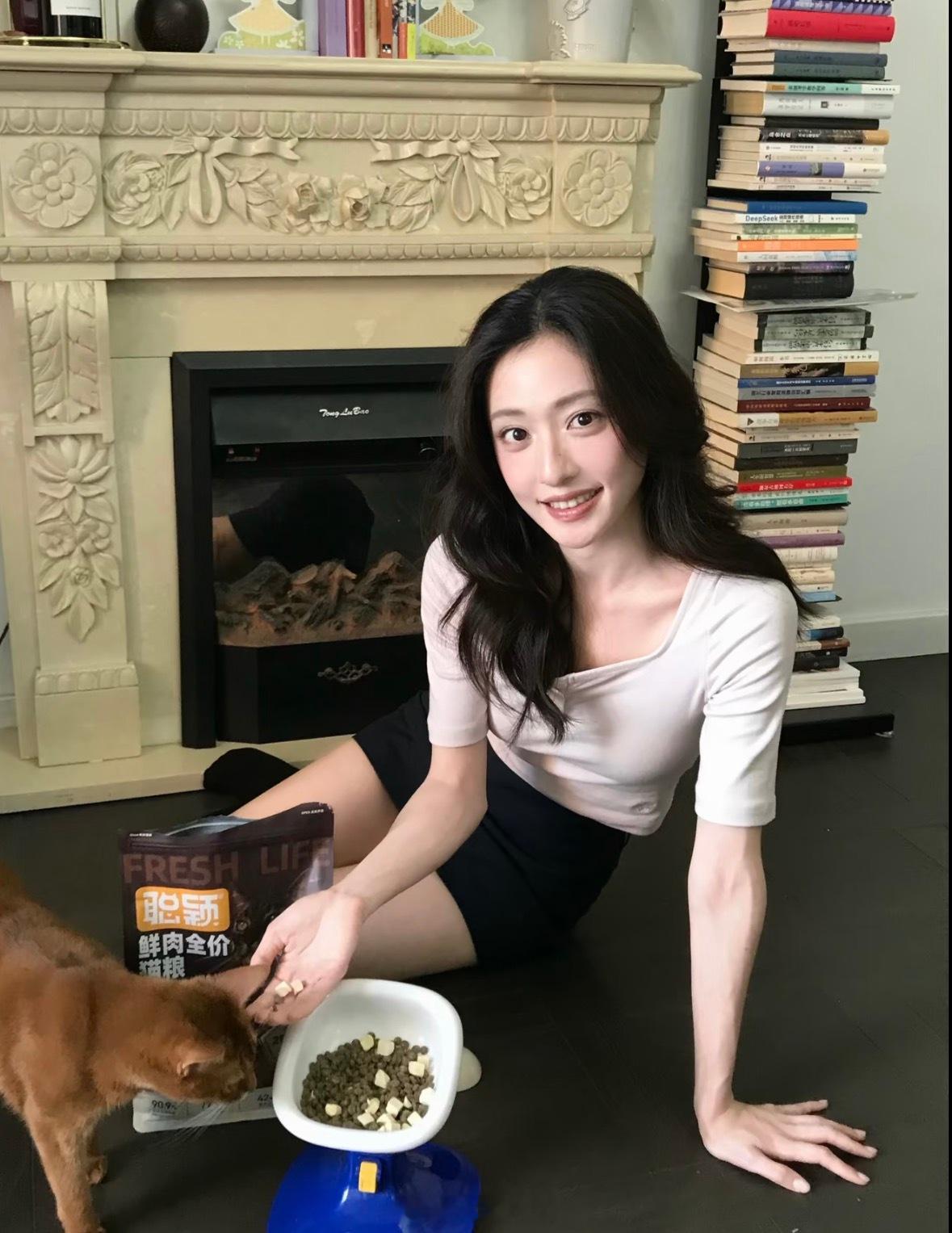 在看有港回信，不儿，这个胡连馨咋这么美啊....一定要多多演戏啊😭😭😭 