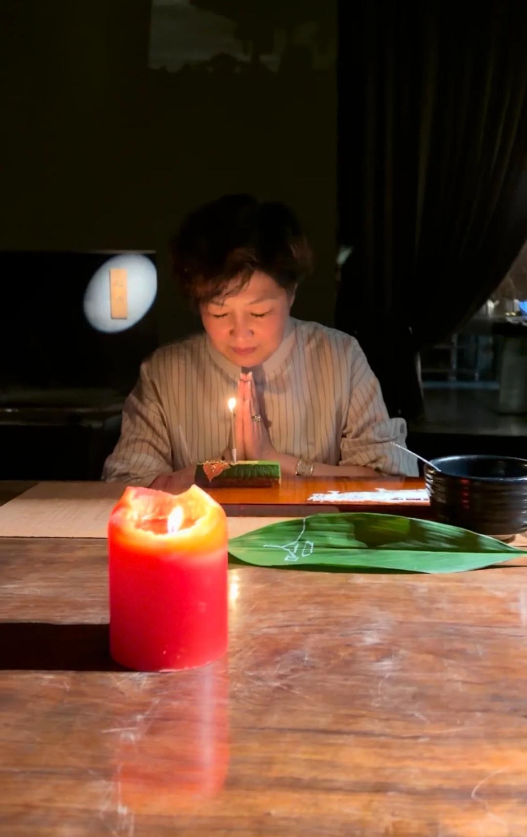 56岁生日那天，她一个人在北京吃了顿饭。
短发，条纹衫，对镜头笑得很稳。
IP地