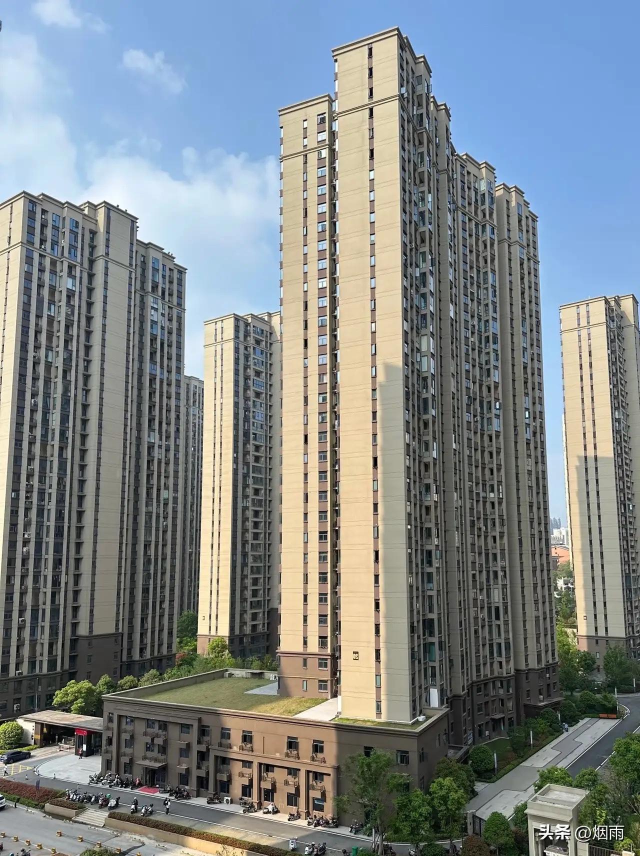 “现在这行情，除非你真急着用钱，否则别轻易卖房——价格已经触底，卖一套亏一套。