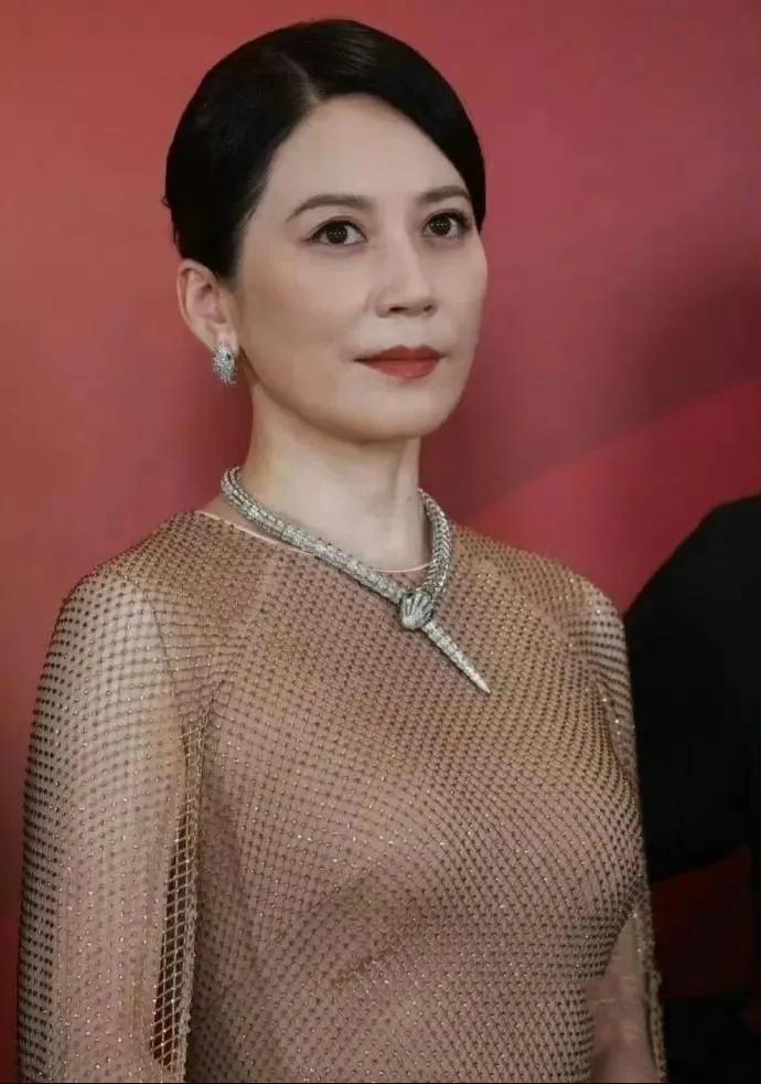 谁懂啊！俞飞鸿一出场直接压住全场
裸金色网纱长裙，细碎闪钻，披肩设计氛围感拉满。
