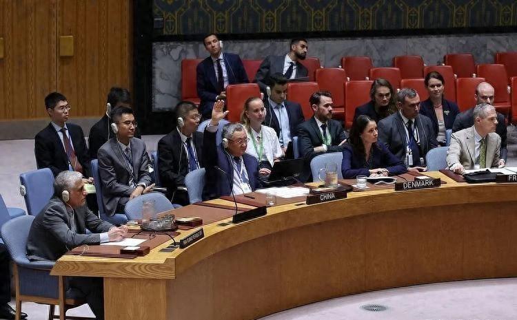 谁能想到，就在全世界都搬好小板凳，以为波斯湾马上要上演一场“毁天灭地”的大决战时