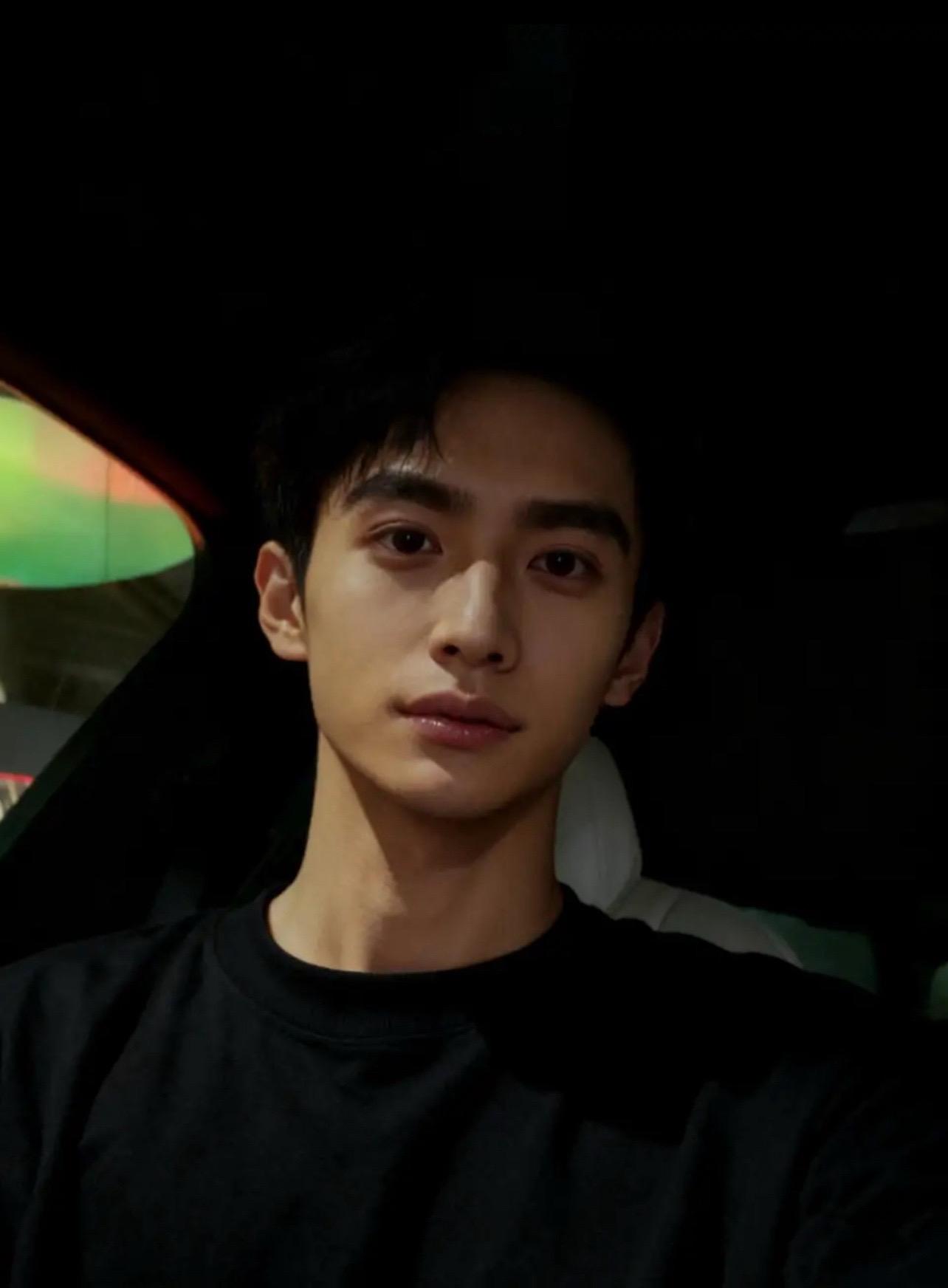 晚上好 看到的夜景分你一半。