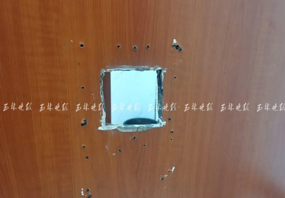 毁三观！据5月9日玉林晚报报道，广西玉林一男子深夜入厕时，发现隔板小洞后竟有双眼