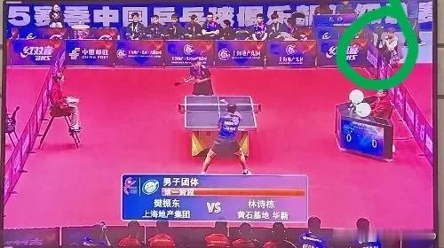 真逗，不一会儿，记者人数从一个到六个。
奥运冠军樊振东和世界第一林诗栋的较量让赛