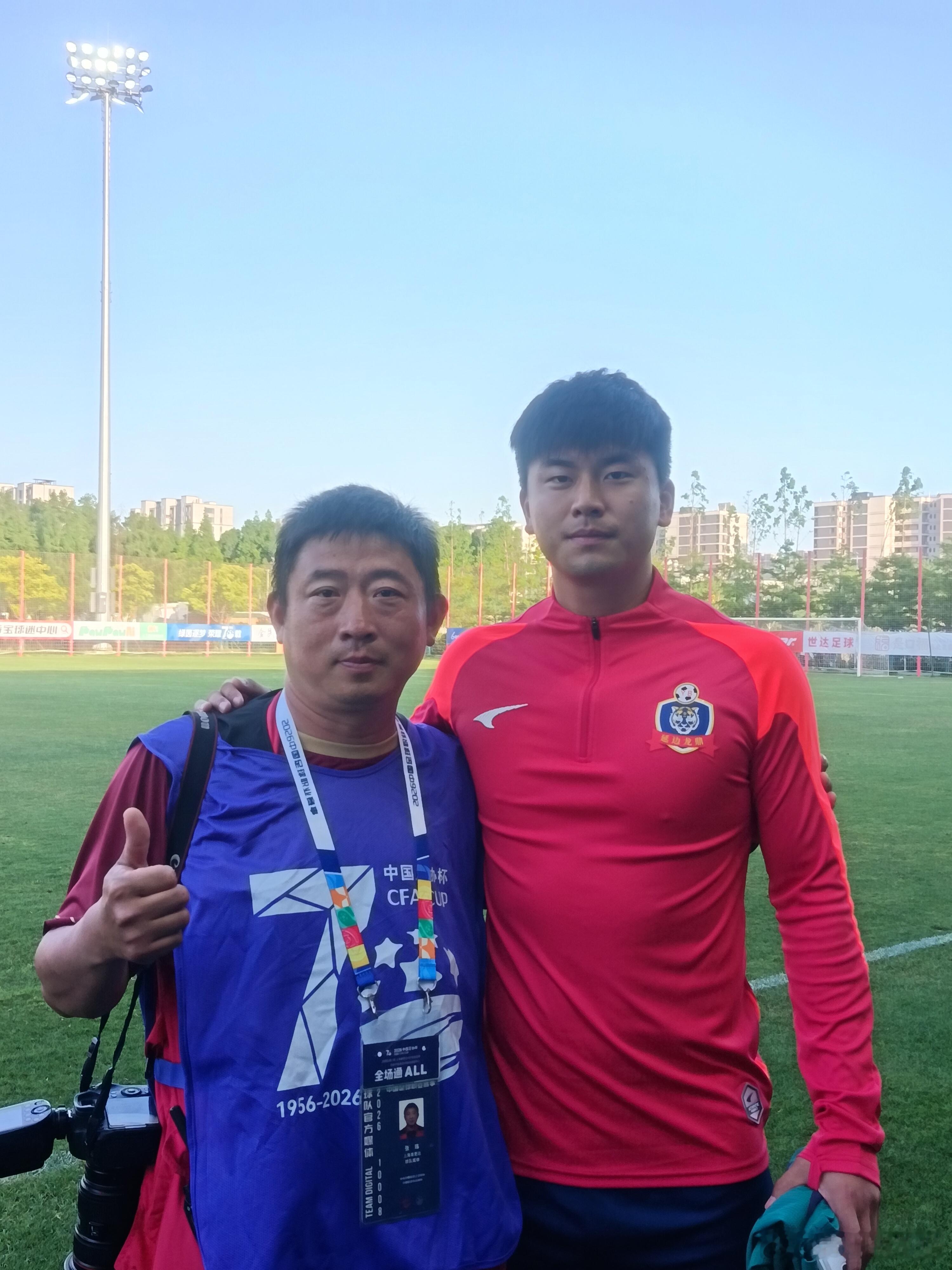 和延边龙鼎两位兄弟合照。（黄振飞～出自幸运星青训，徐继祖～出自绿城青训） 