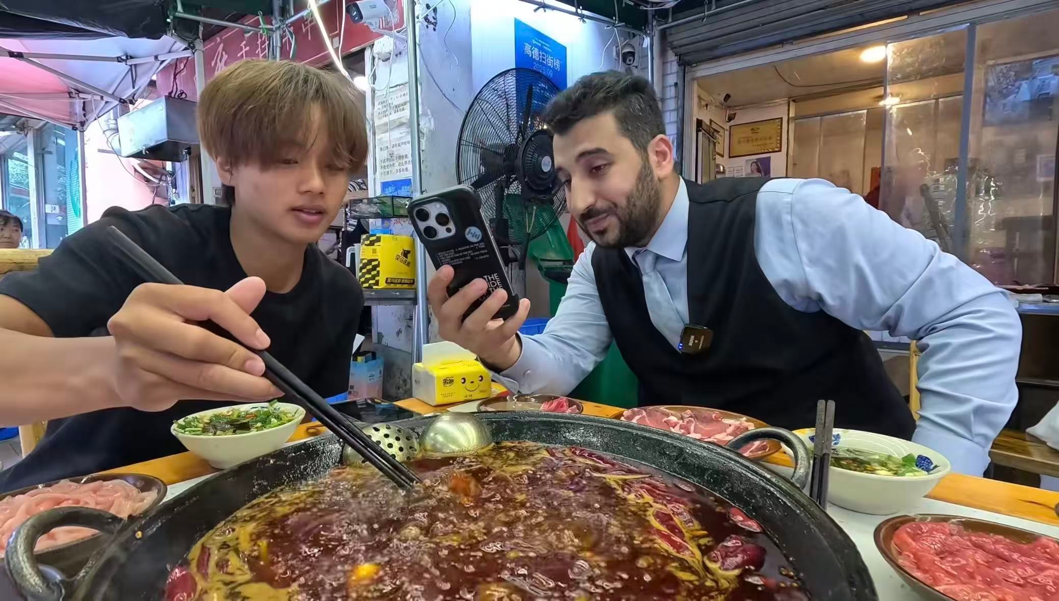 近日，成都外卖小哥被外国友人投喂奶茶 的温暖画面在网络引发关注。视频中，老王在火