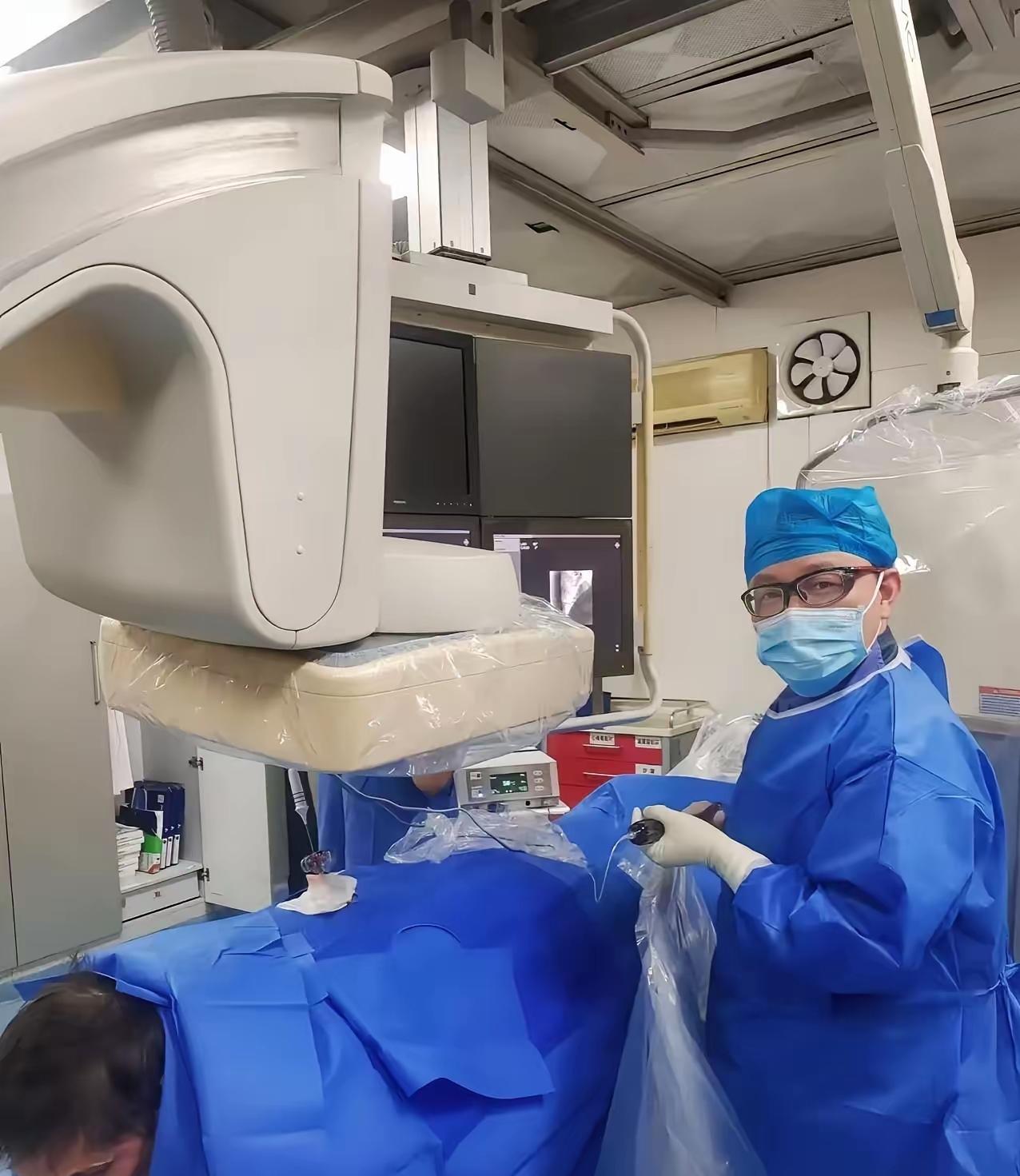 近日，
江西省肿瘤医院医生席玮的事迹引发广泛关注。他长达十四年以“慈善捐款”或“