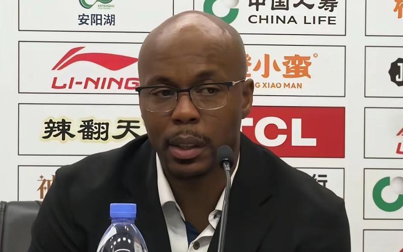 网上热炒的米切尔，会执掌广东宏远帅印吗？ 未必。两大原因，一是价钱，二是作用不匹