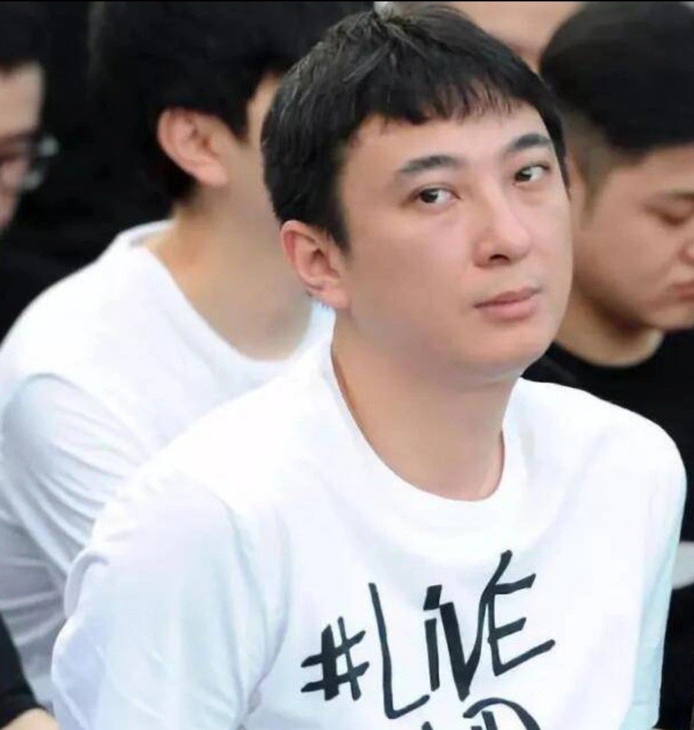 #王思聪 黄一鸣#这一看就是别人冒充的了[汗]，说话口吻并不像王思聪，要是王思聪