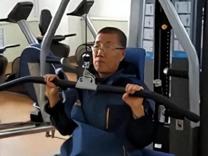 2000年，哈尔滨一个26岁小伙意外离世，他的心脏移植给了57岁的杨孟勇。没想到