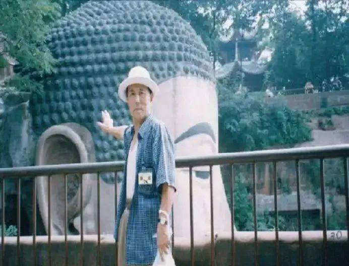 1989年四川乐山，一位年龄六十岁左右的老人，正沉浸在一座山体的景色中。不久只见