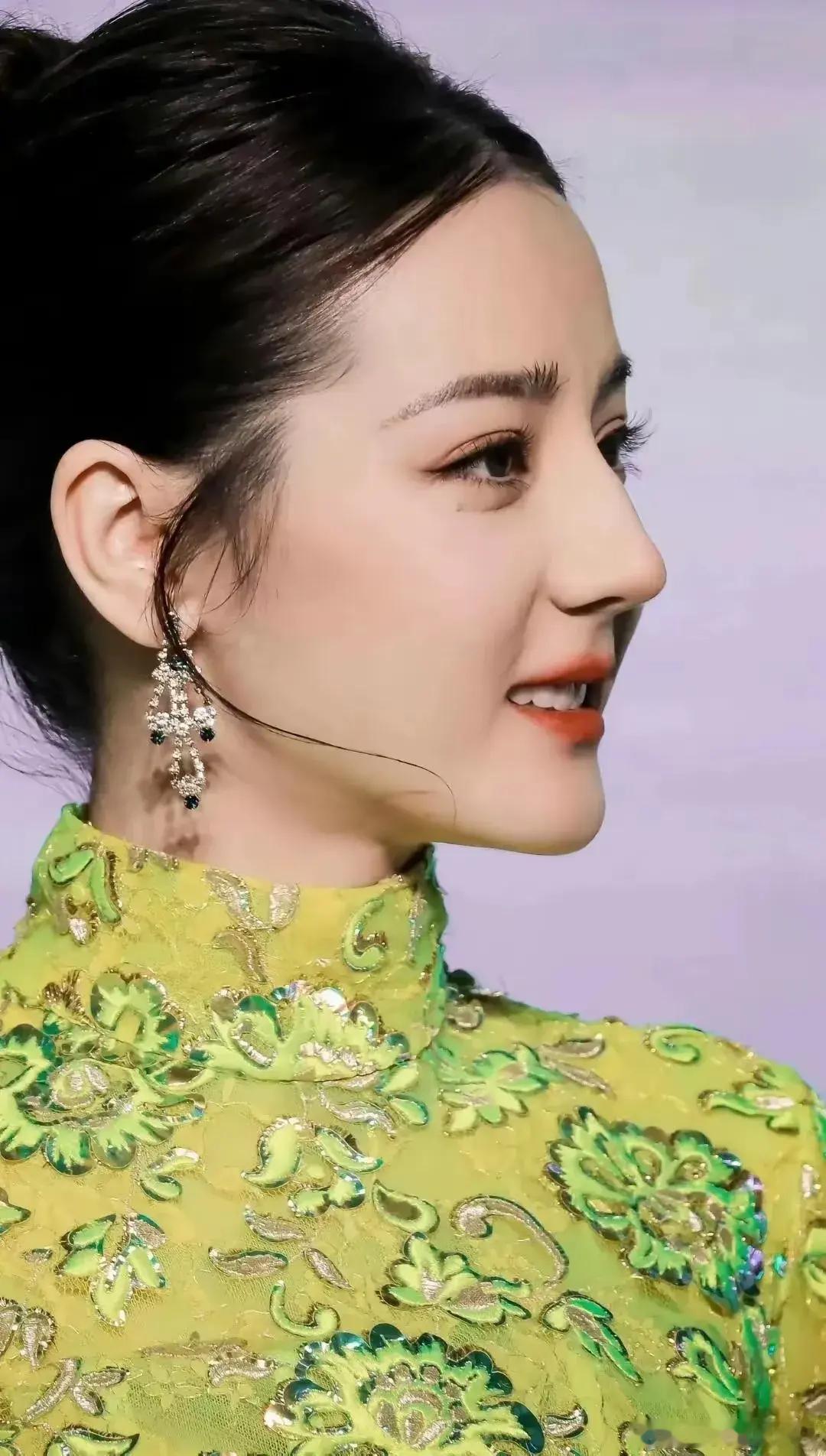迪丽热巴明明长相艳丽，却没接过倾国倾城、万千宠爱的大美女角色。她除了早期接过恋爱