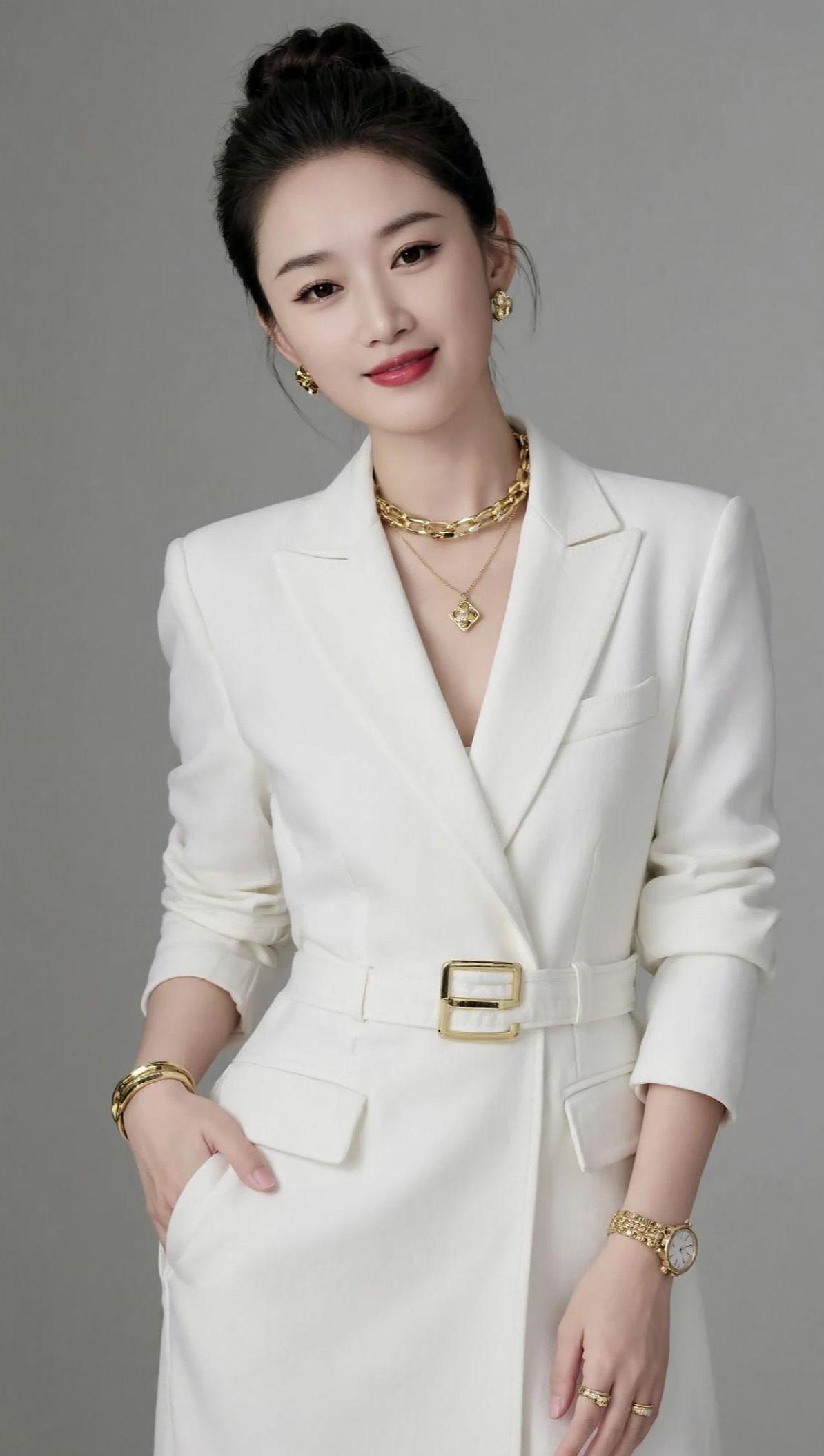 AI金饰白西装写真 随变ai随便玩