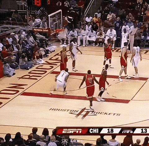 麦迪旋转360度单手扣篮，白色银枪，潇洒自然，真的太漂亮了，NBA能扣出这么漂亮