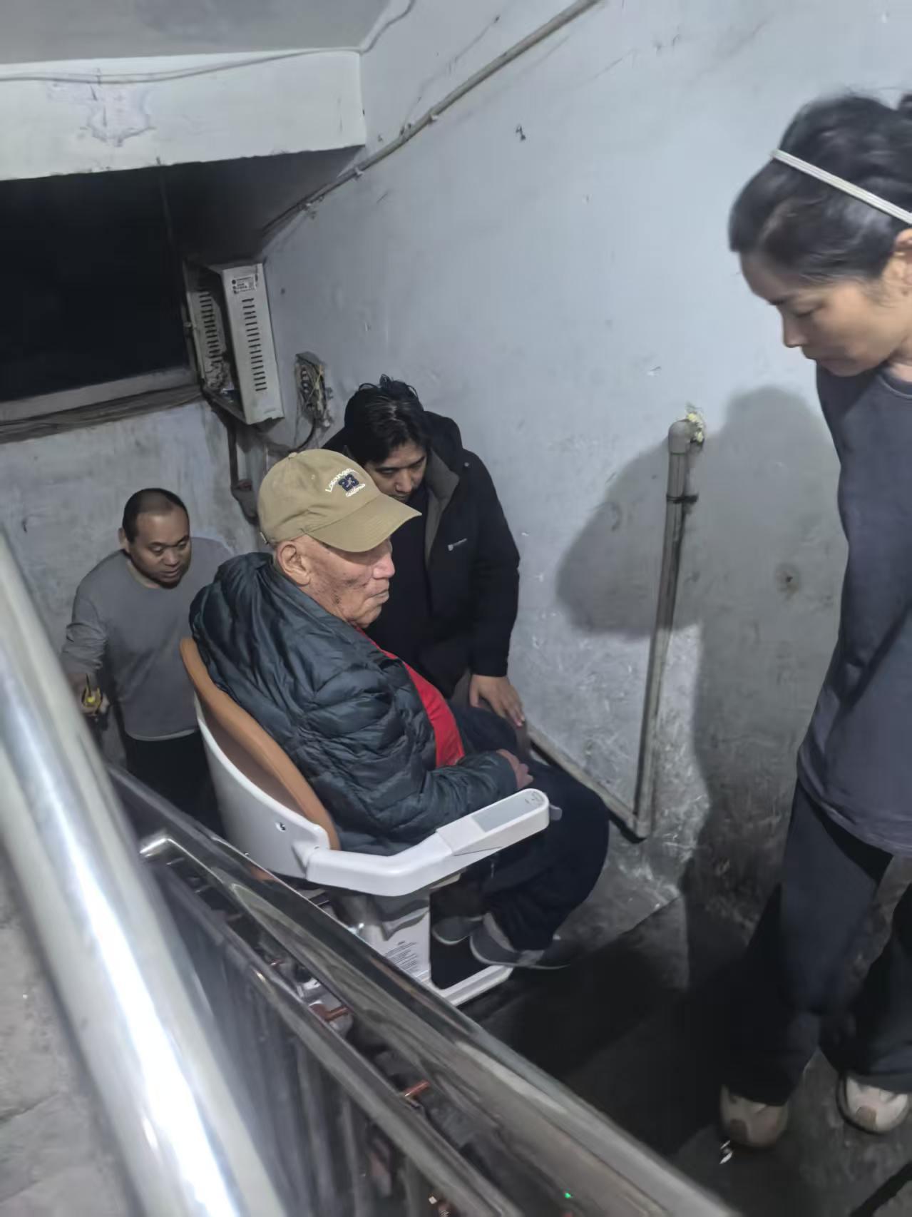 老旧小区加装电梯：应尊重多元诉求
当下老旧小区加装电梯的民意调查正在进行，有的居