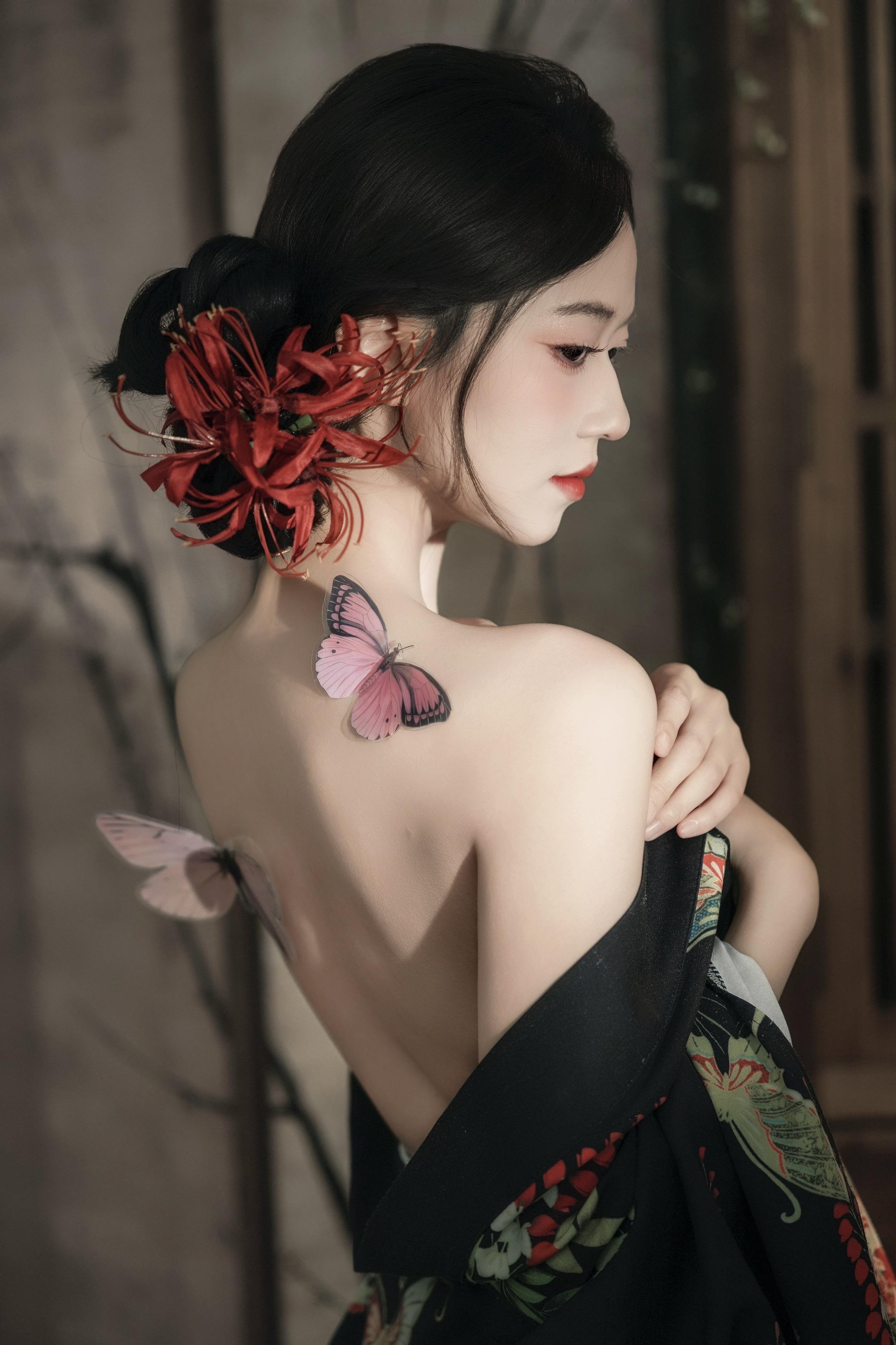 孙子的衣服全靠姐的美貌撑着