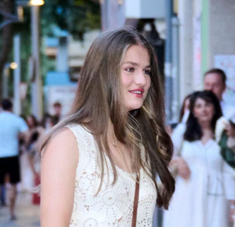 母女3人一起去看电影，两个女儿胖乎乎的，满脸的胶原蛋白。
西班牙王后莱蒂齐亚、莱
