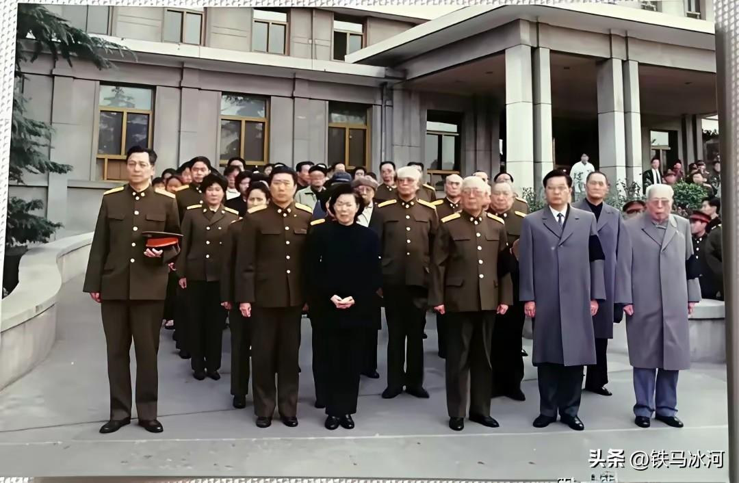 🍁1994年10月25日，开国上将杨得志将军因病逝世，享年83岁。
照片是送别