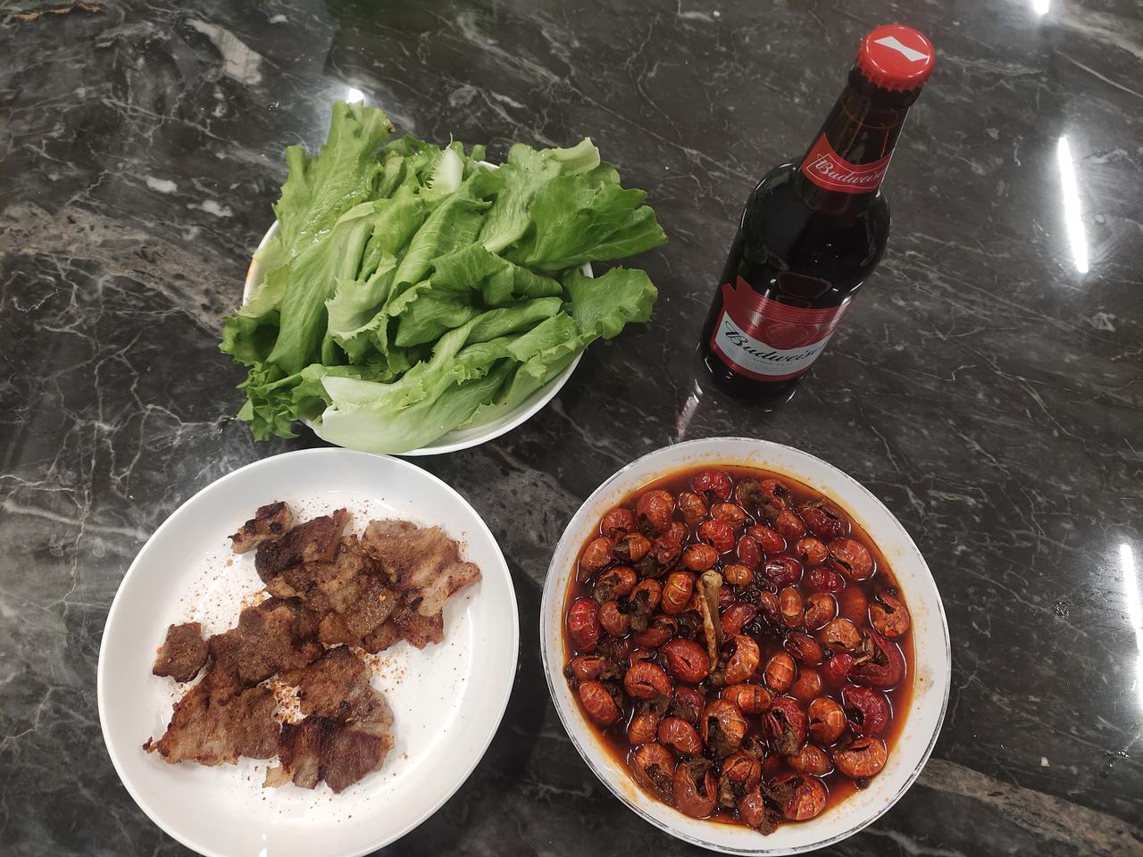 周末晚餐，用心烹饪，虾尾、烤肉，美味佳肴配美酒，慢慢享受，生活小确幸！🍺🥗