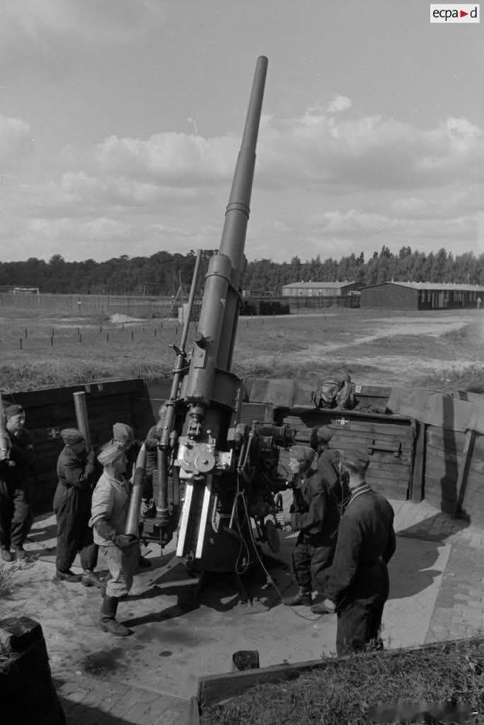 进行维护和训练的德军Flak 18型88mm高炮，摄于1941年。这门高炮显然出