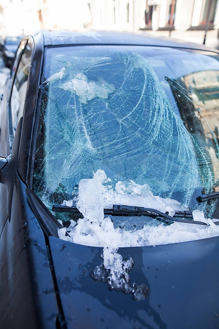 女子用开水浇他人车玻璃测试会否炸裂 离谱的是，浇他人的车！基础的热胀冷缩原理，玻