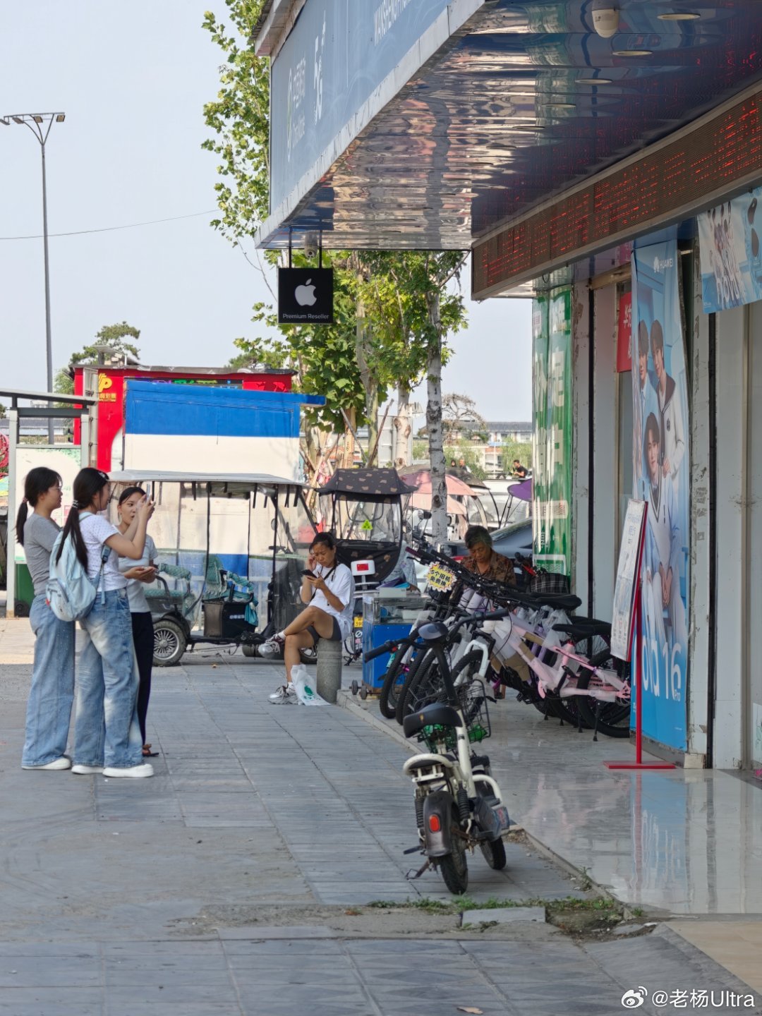 华为找时代少年团代言，真是一步妙手！我们本地手机店，门口nova16的海报，经常