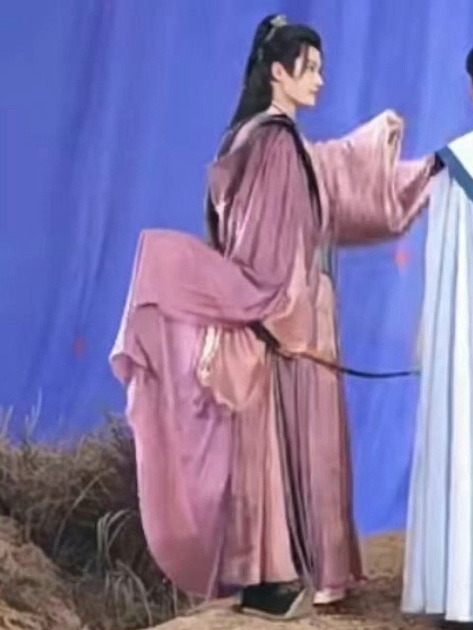 每次看这张图都感觉衣服下面藏着一条翘起来的尾巴 ​​​