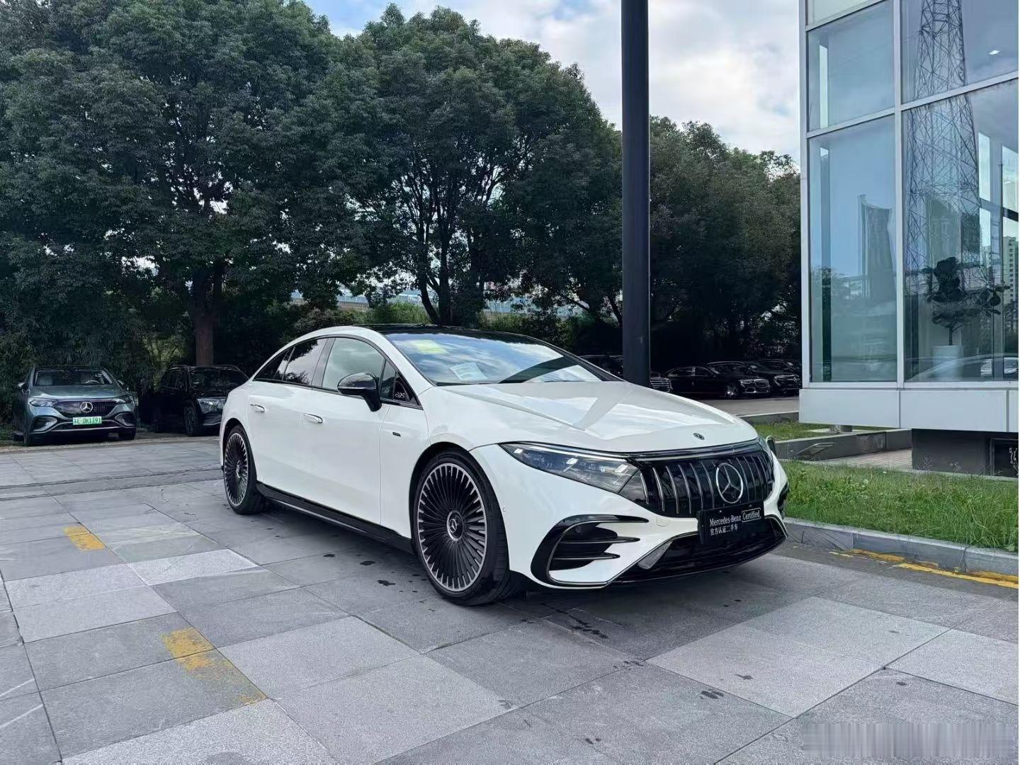 奔驰eqs53 奔驰EQS 53绝对是一款在性能和豪华感上不惜工本的电动旗舰。但