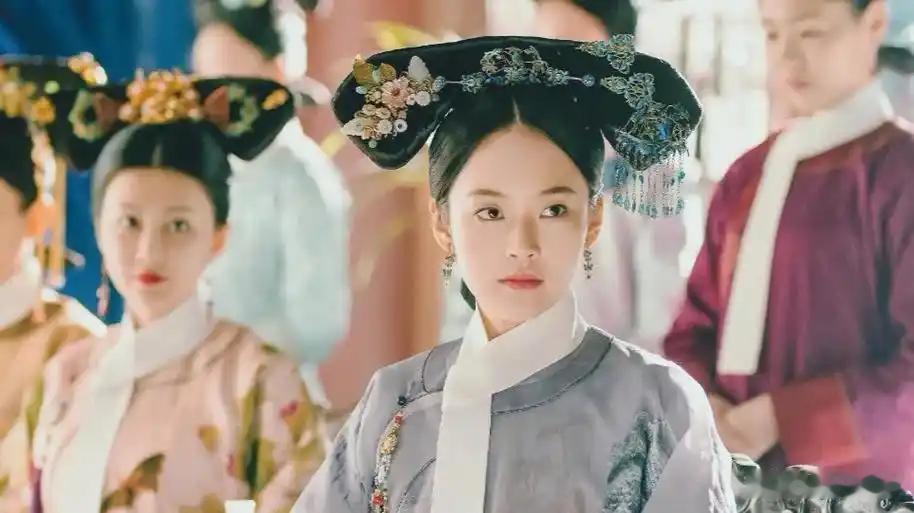 咸丰皇帝身体有点虚，后宫妃嫔不少，只生了两儿一女，次子当天生当天夭折，排行最大的