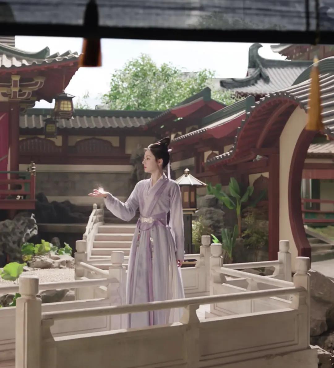 迪丽热巴这次的妆造是不是不一样了？会比白日好吧？ 