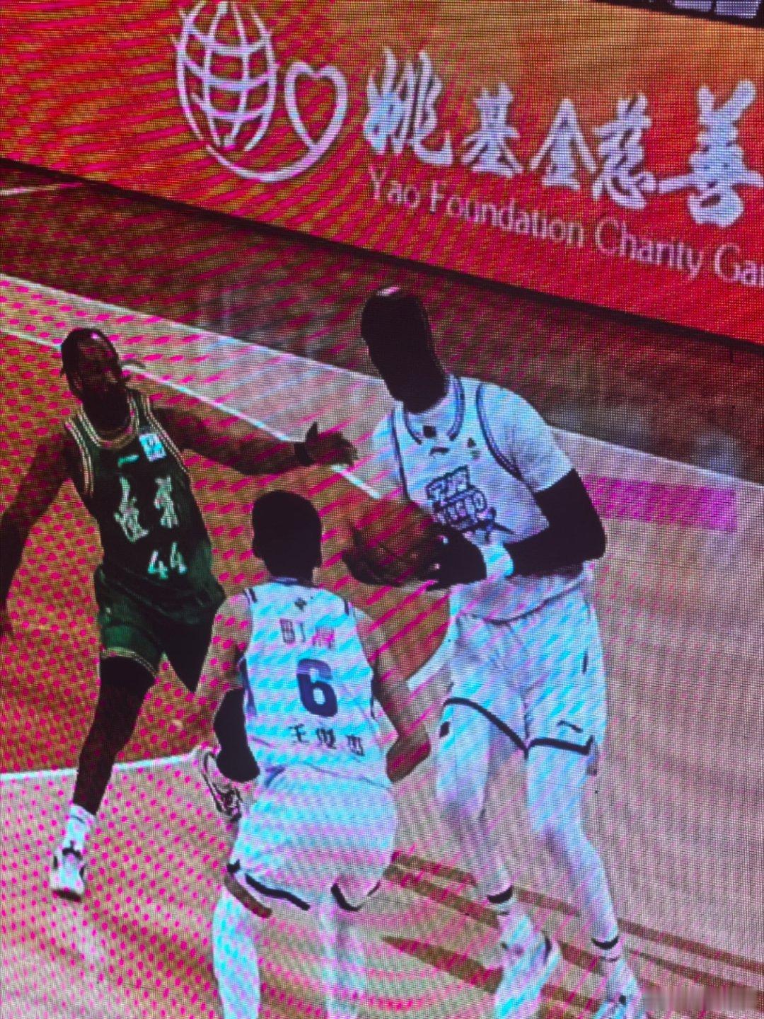 看会篮球，看了半天，基本都是黑人在抢球、投篮，本以为是非洲联赛用了中国篮球小将，