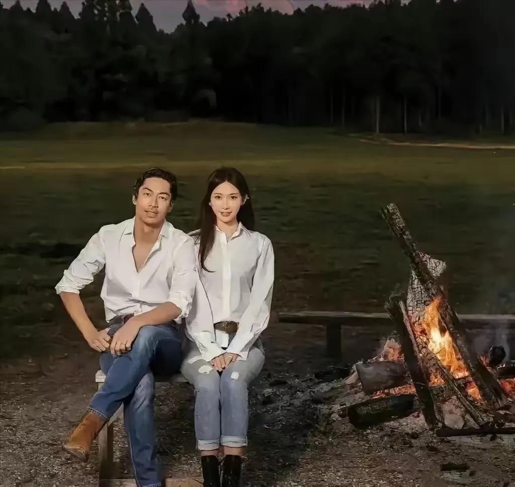 仔细看林志玲的小手，
放的乖乖巧巧的感觉。