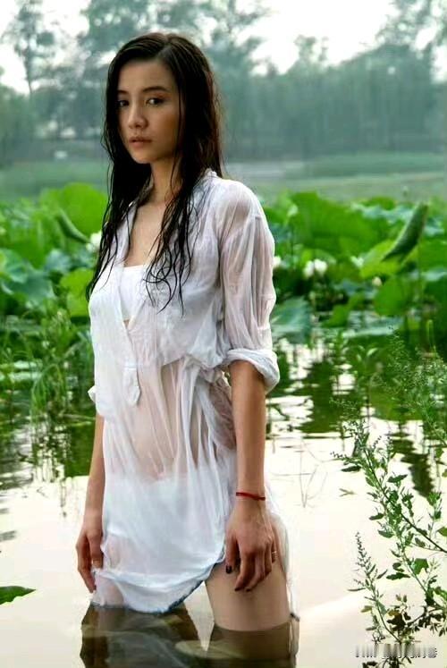 宋佳荷花池里写真，一袭白衣清新淡雅，尽显朦胧曼妙之美！