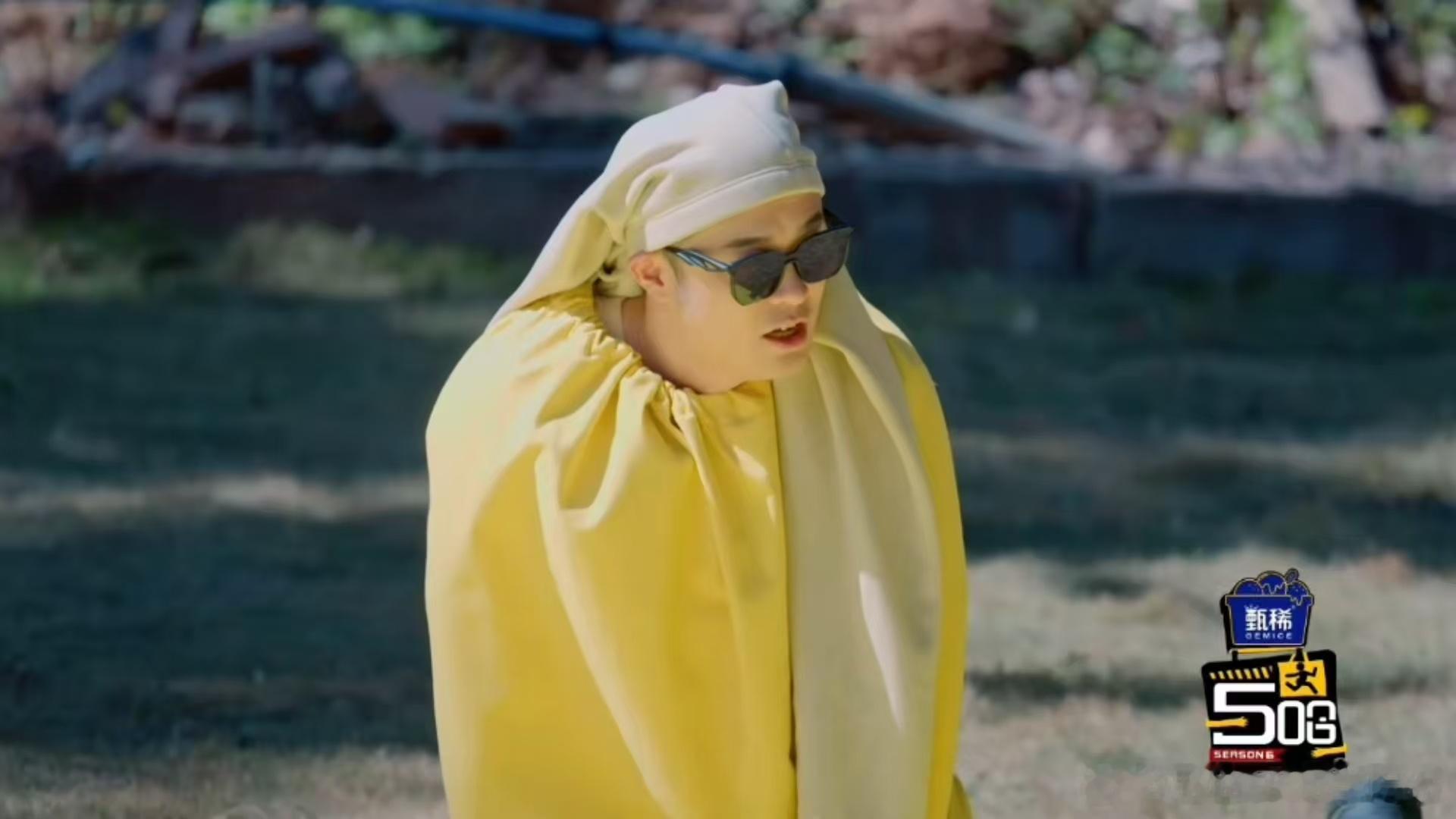 鹿晗说邓超要裸奔邓超有幽闭恐惧症哈哈哈哈哈 刷到五哈这段，一边是鹿晗看热闹不嫌事