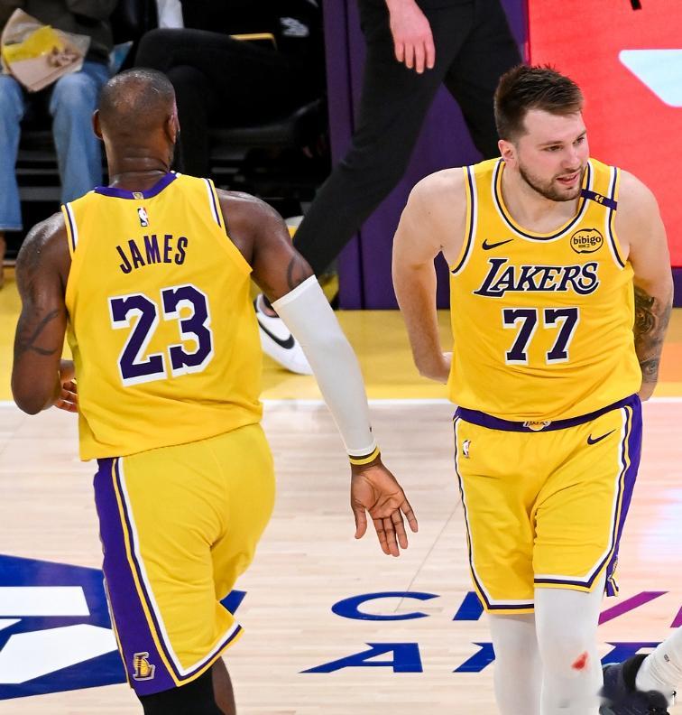 NBA常规赛，湖人对阵森林狼。末节比赛还在进行中，东契奇已经得到了45分9篮板8