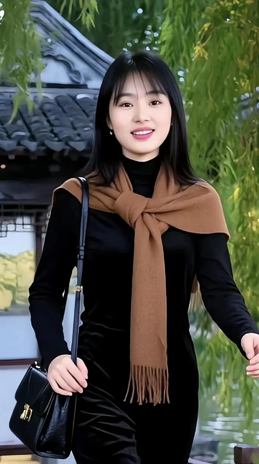 秋日穿搭指南：黑色衣裤+棕色围巾，优雅又时尚。