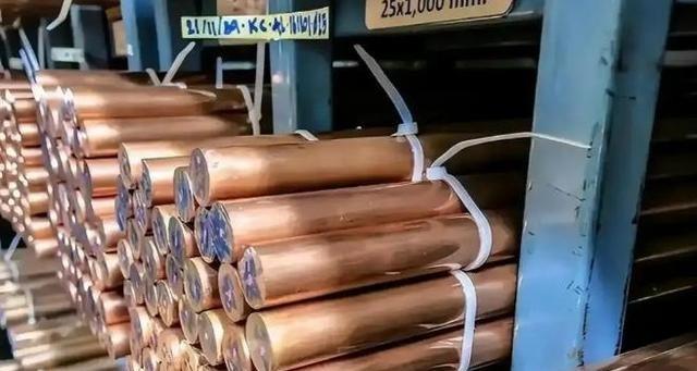 老美这回算是踢到钢板上了！
美国那边野心勃勃地囤铜，想着抬高价格坑中国的新能源产