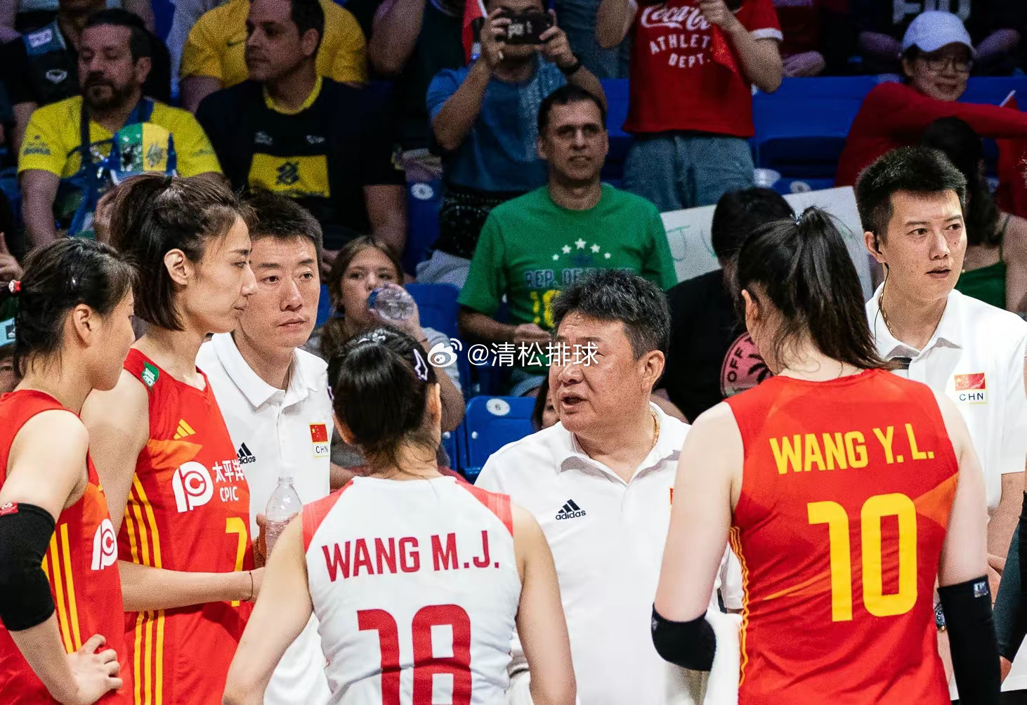 与巴西赛后，中国队主教练蔡斌表示，队伍表现“非常好”，拦网尤其不错，但第三局注意