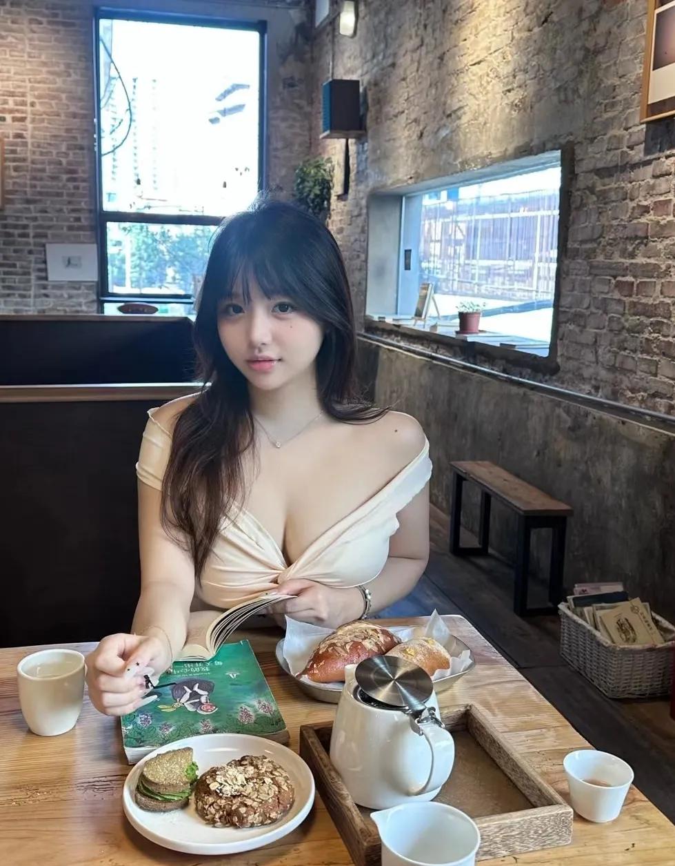 白衣佳人坐，香茶暖人心。仙气飘飘欲仙美女写真。
