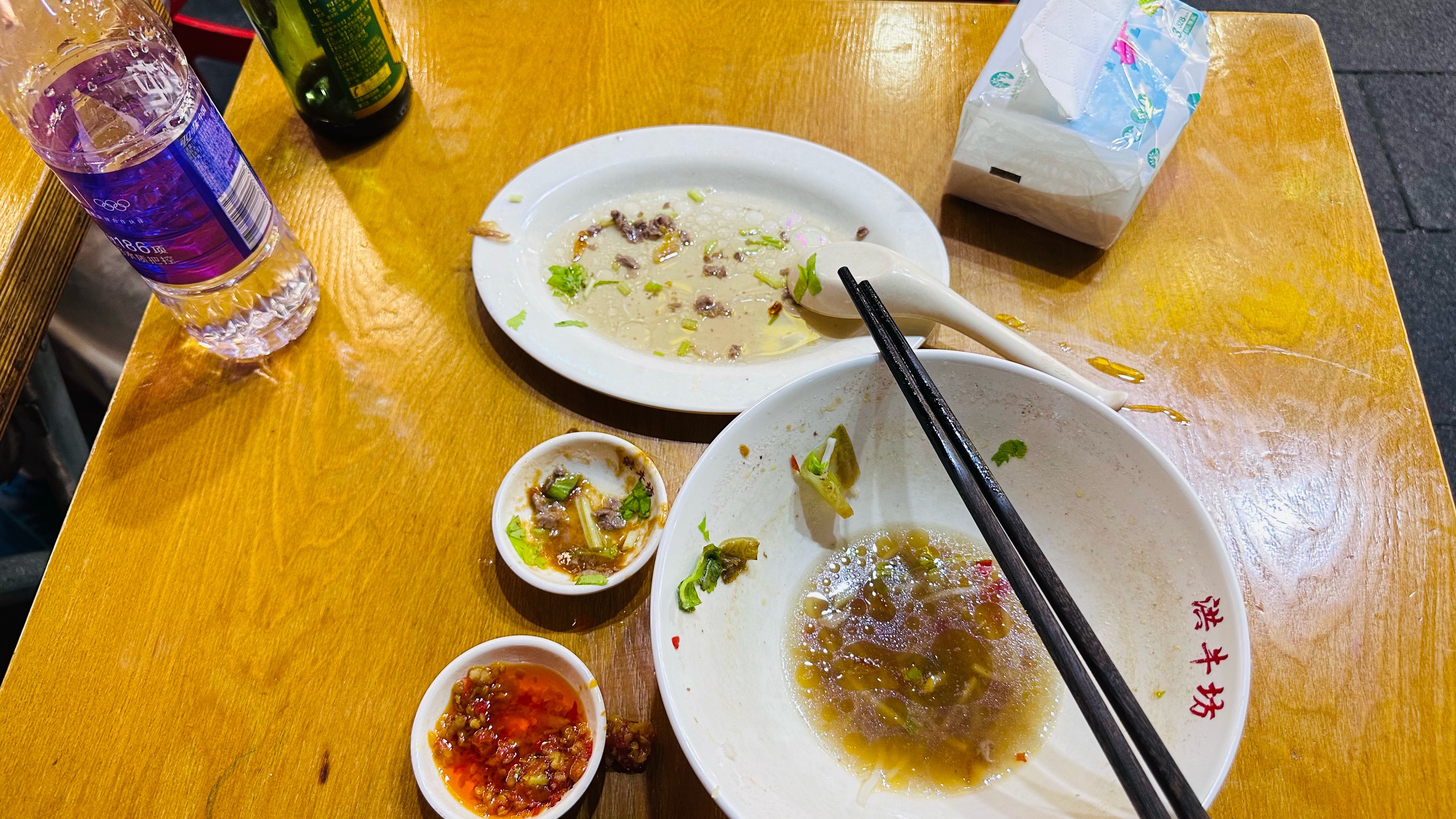 怎么在广东大排档里快速判断北方人呢就是他虽然拿了个勺子装模作样，但是从来没用过，