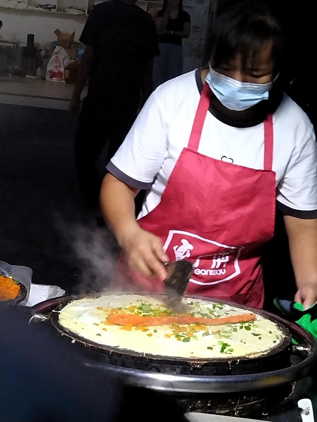 大家不要小瞧小本生意。就比如下图卖杂粮饼的，我观察了很久了，让你想不到的闷声发大