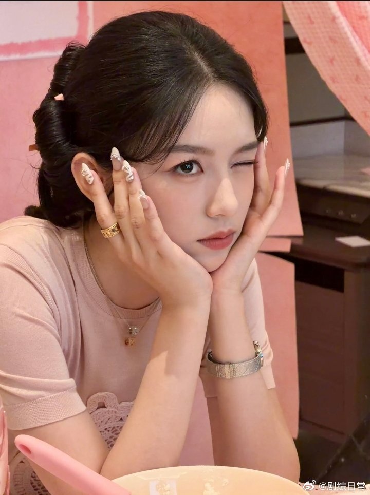 周也的美甲是芭蕾舞鞋这款美甲或成“Balletcore”风新爆款，商业价值不可小