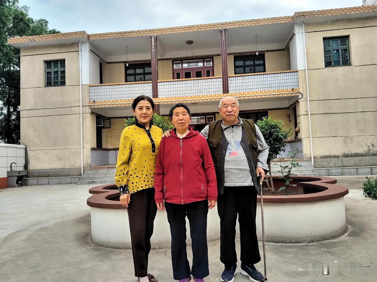 地阔载山河湖海。