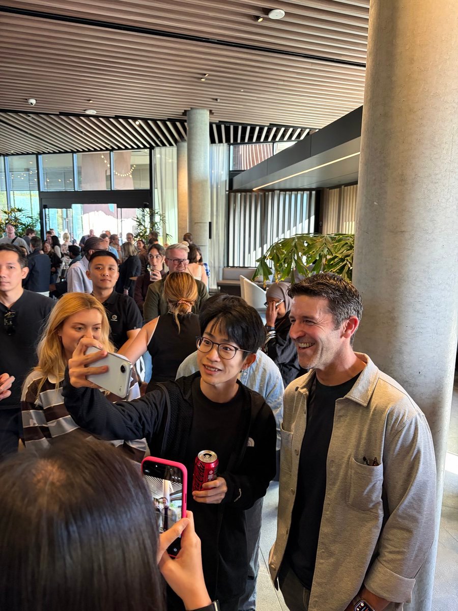 苹果新CEO现身WWDC晚宴 何同学和约翰·特努斯都合上影了