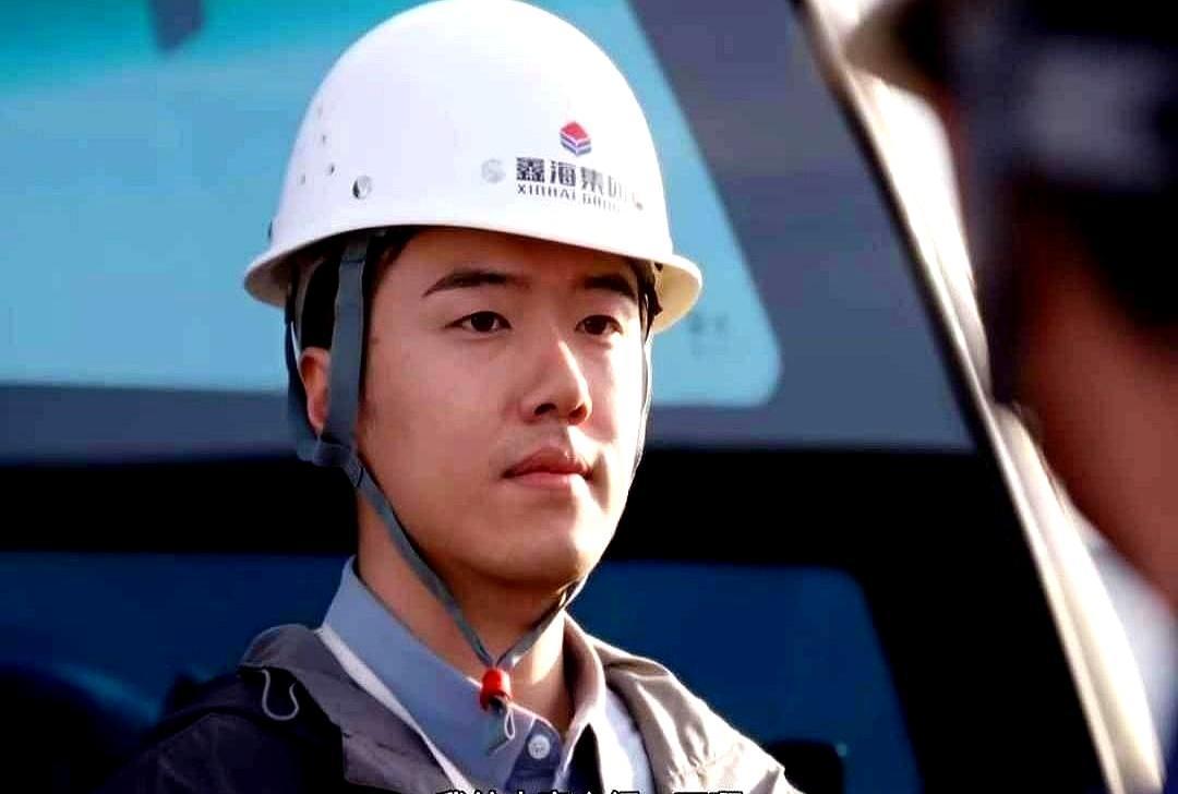 黄金三行  
“绿色矿山”鑫海董事长在发布会举杯庆功，同一秒，三百米井下岩层裂缝