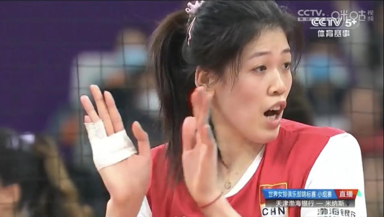 与其看现在的女排联赛，不如看主力与替补队员交叉组合起来的对抗赛。以下两支队伍，大