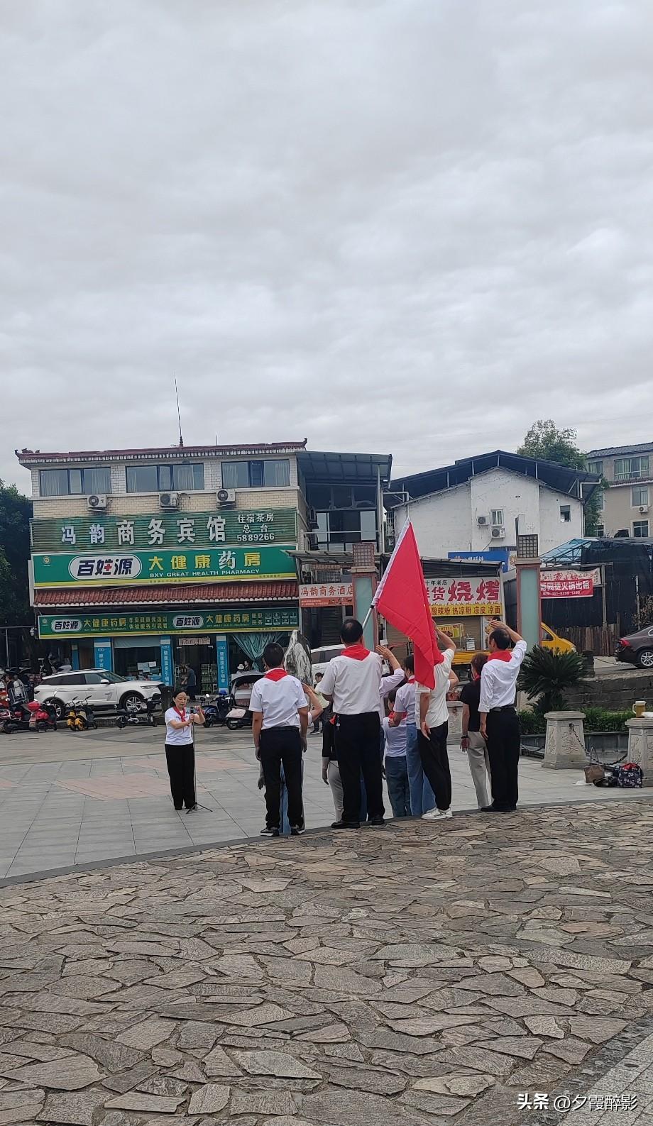 童心未泯（纯原创）
南部县桂博园早晨，风带着欢歌笑语，整个园区到处都是热闹的场景
