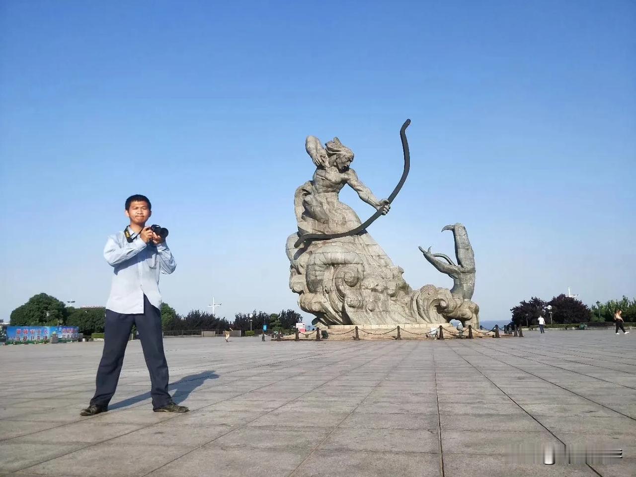 岳阳楼叶
后羿斩巴蛇，叹五朝楼观。叶登岳阳楼，城墙点将台；飚赏洞庭湖，远观君山岛