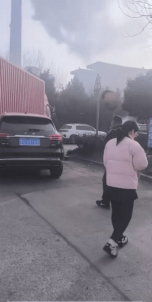 大车司机:上一次可不是我，真的！
小车司机:上一次也不是我。不信你仔细看。
该更